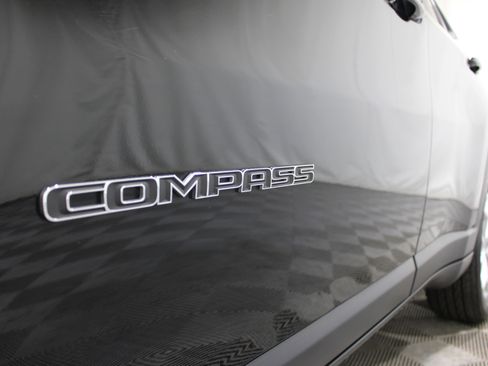 Used 2025 Jeep Compass Latitude AWD/4WD image 25