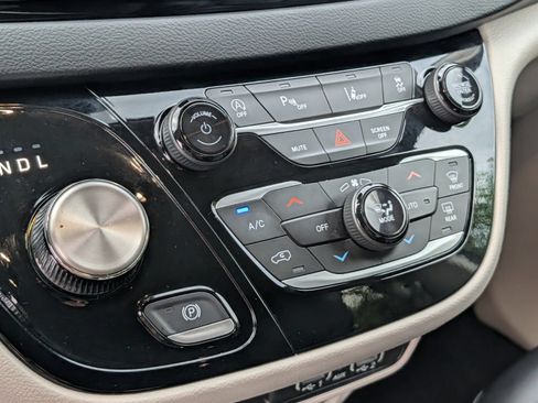 Used 2023 Chrysler Pacifica Touring-L FWD image 7