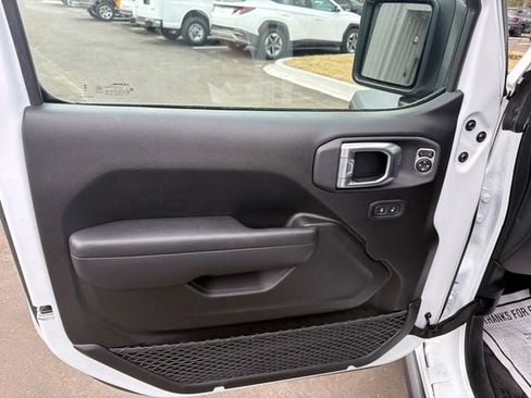 Used 2025 Jeep Wrangler Rubicon image 4