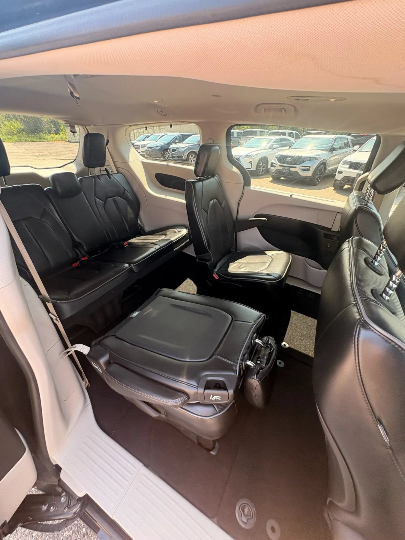 Used 2017 Chrysler Pacifica Limited w/ Advanced Safetytec Group FWD image 39