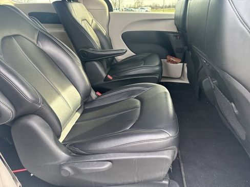 Used 2024 Chrysler Pacifica Select image 12