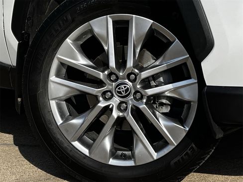 Used 2023 Toyota RAV4 XLE Premium image 31