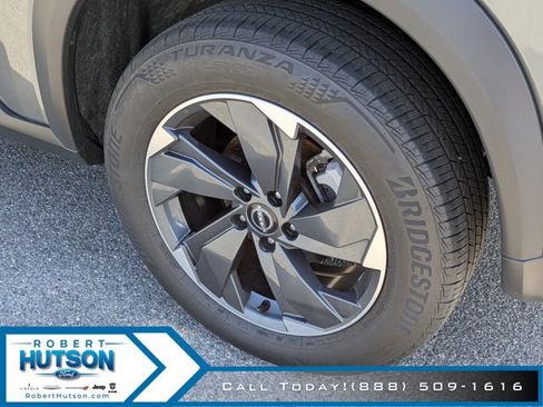 Used 2024 Nissan Rogue SV AWD/4WD image 9