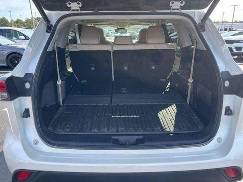 Certified 2021 Toyota Highlander XLE AWD/4WD image 7