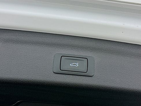 Used 2025 Audi Q3 2.0T Premium image 31