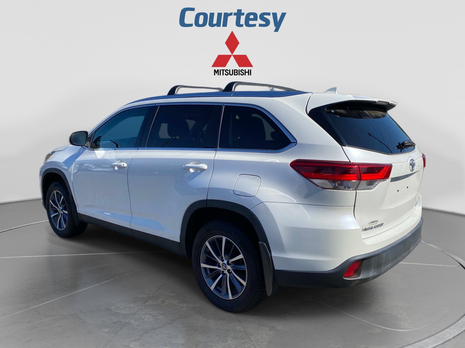 Used 2019 Toyota Highlander XLE AWD/4WD image 3