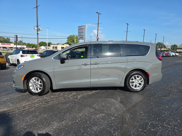 Used 2023 Chrysler Pacifica Touring-L FWD image 3