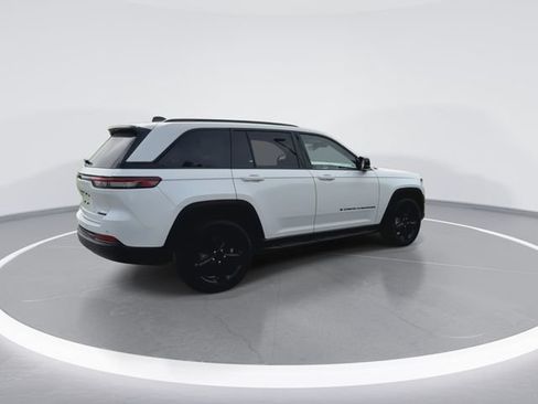 Used 2023 Jeep Grand Cherokee Limited w/ Black Appearance Package AWD/4WD image 11