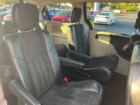 Used 2014 Chrysler Town & Country Touring-L image 30