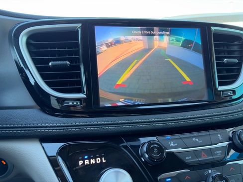 Used 2023 Chrysler Pacifica Touring-L image 25