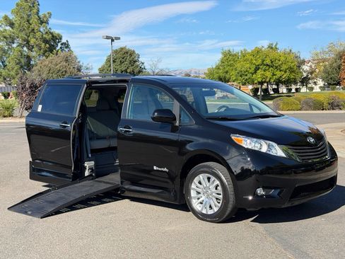 Used 2013 Toyota Sienna XLE w/ Premium Pkg FWD image 6