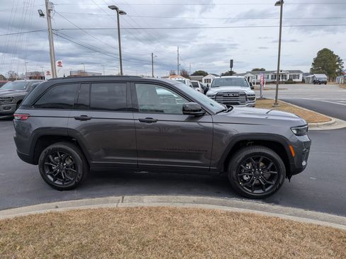 New 2025 Jeep Grand Cherokee Limited image 4