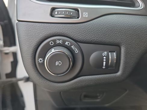 Used 2019 Jeep Cherokee Latitude w/ Cold Weather Group FWD image 24