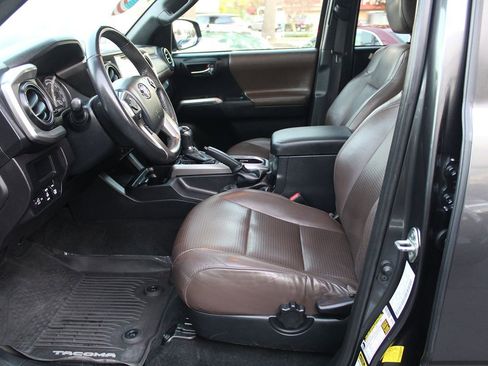 Used 2017 Toyota Tacoma Limited image 15