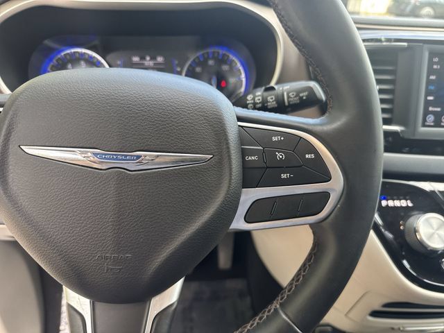 Used 2018 Chrysler Pacifica Touring-L FWD image 20