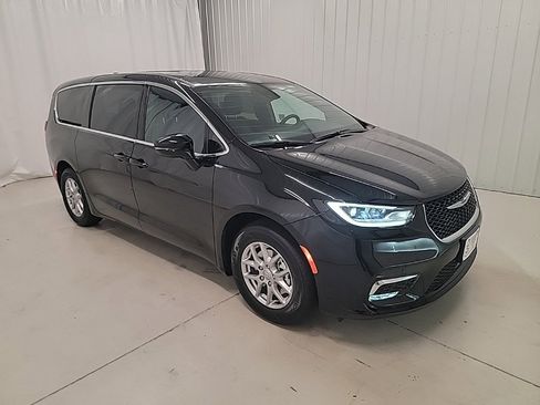 New 2025 Chrysler Pacifica Select image 7