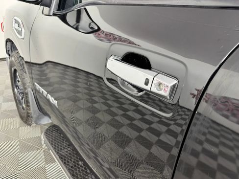 Used 2017 Nissan Titan SV AWD/4WD image 22