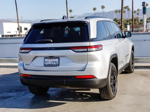 Used 2025 Jeep Grand Cherokee Altitude AWD/4WD image 9