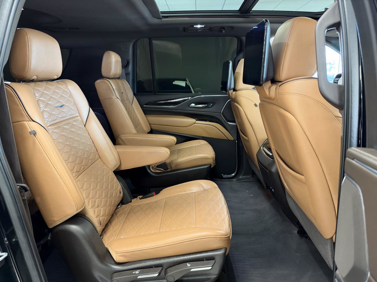 Used 2021 Cadillac Escalade ESV Sport AWD/4WD image 23