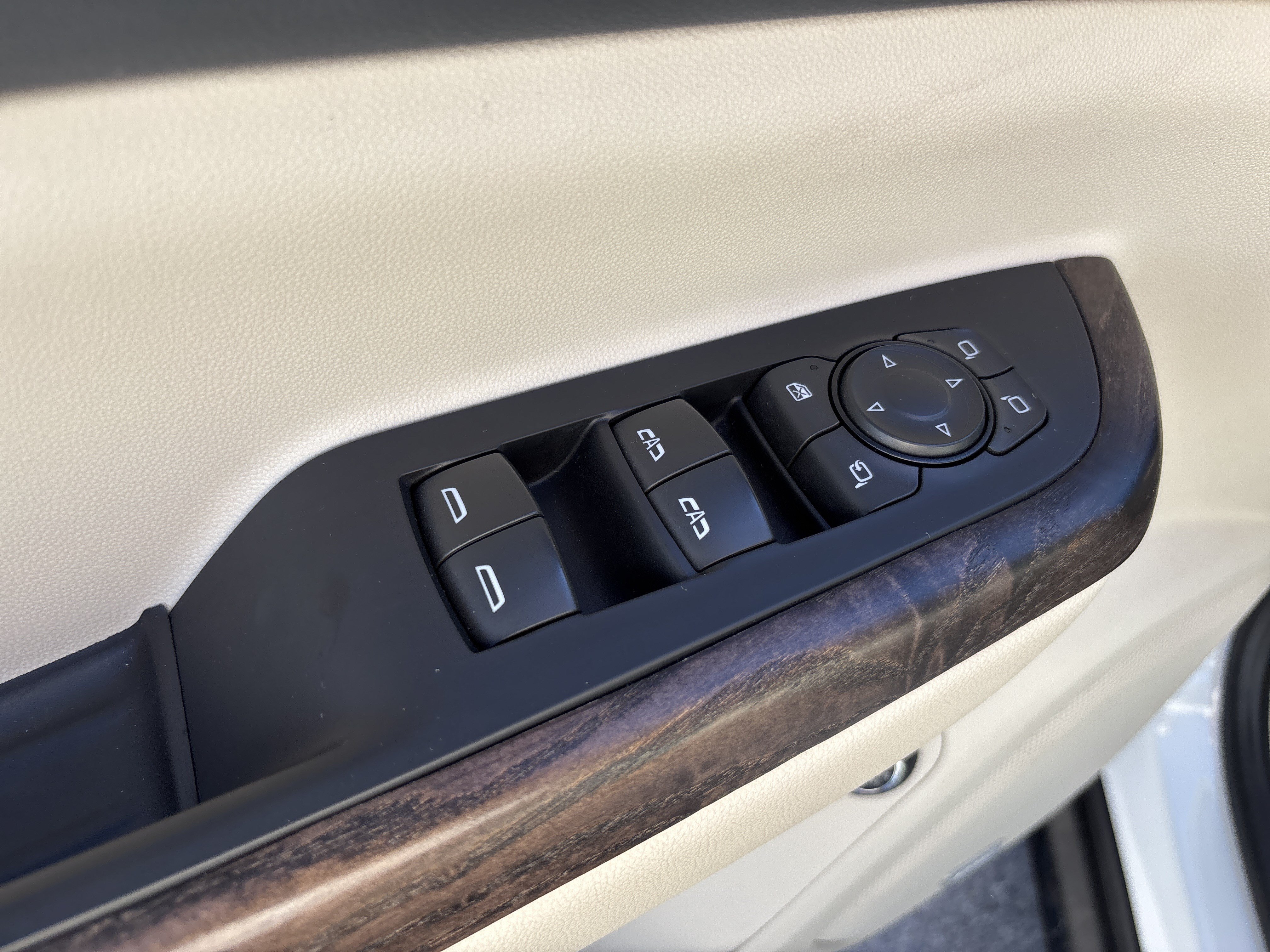 Used 2022 GMC Acadia Denali w/ Denali Ultimate Package FWD image 24
