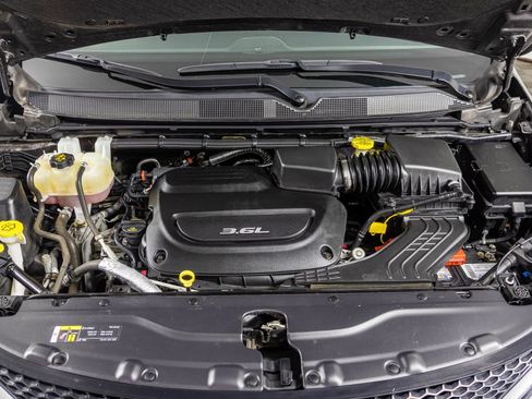 Used 2018 Chrysler Pacifica Touring-L image 49