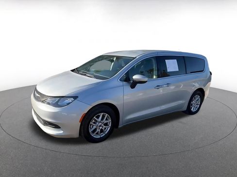 Used 2023 Chrysler Voyager LX image 8