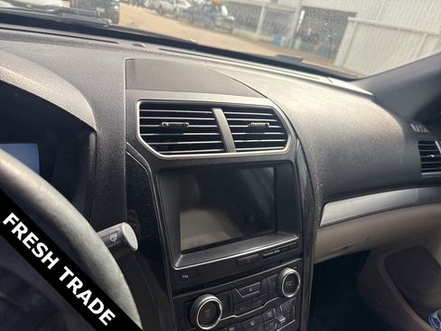 Used 2018 Ford Explorer XLT w/ Equipment Group 202A image 10