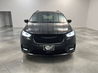 Used 2025 Chrysler Pacifica Limited video 2