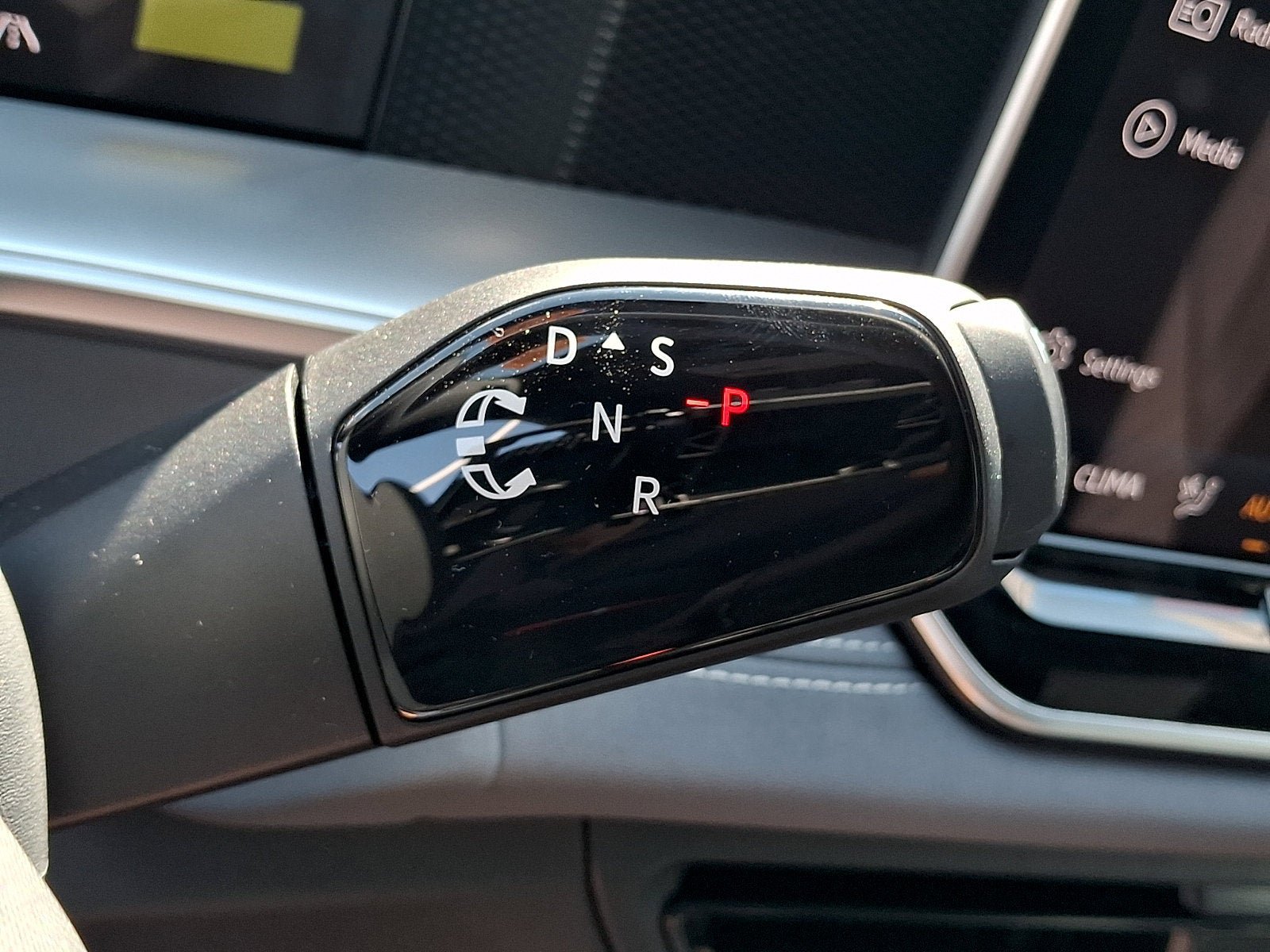 New 2026 Volkswagen Tiguan SE R-Line AWD/4WD image 11