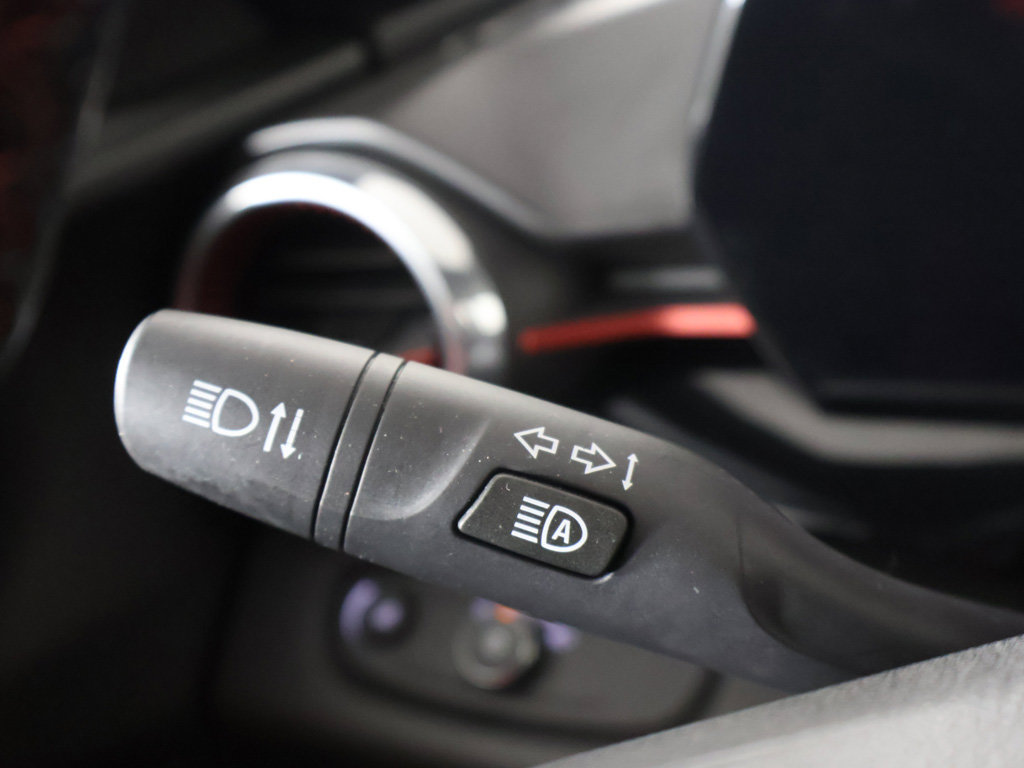 Used 2025 Chevrolet Trax RS FWD image 37