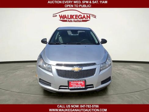 Used 2013 Chevrolet Cruze LS FWD image 2