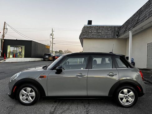 Used 2017 MINI Cooper 4-Door Hardtop image 4