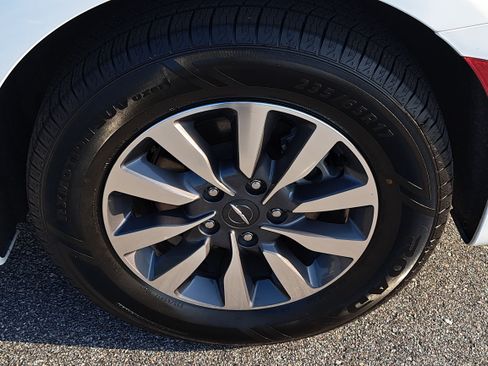 Used 2024 Chrysler Pacifica Limited FWD image 32