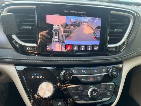 Used 2023 Chrysler Pacifica Touring-L image 12