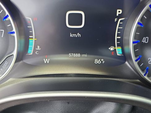 Used 2024 Chrysler Pacifica Touring-L FWD image 27