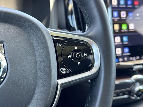 Used 2023 Volvo XC60 B5 Plus image 12