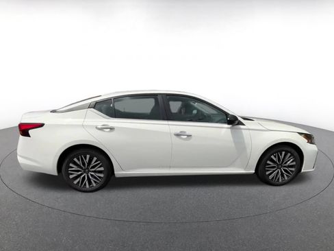Used 2025 Nissan Altima 2.5 SV FWD image 13