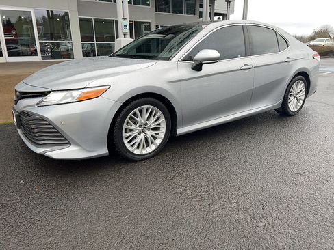 Used 2019 Toyota Camry XLE image 2