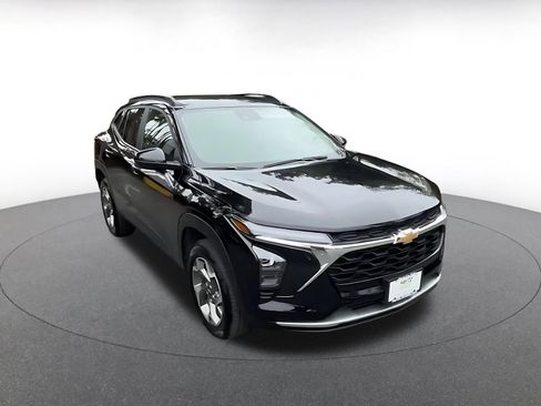 Used 2025 Chevrolet Trax LT w/ LT Convenience Package FWD image 3