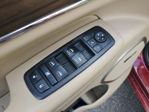 Used 2017 Jeep Grand Cherokee Overland image 22