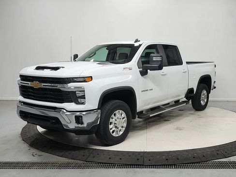 Used 2025 Chevrolet Silverado 2500 LT AWD/4WD image 3