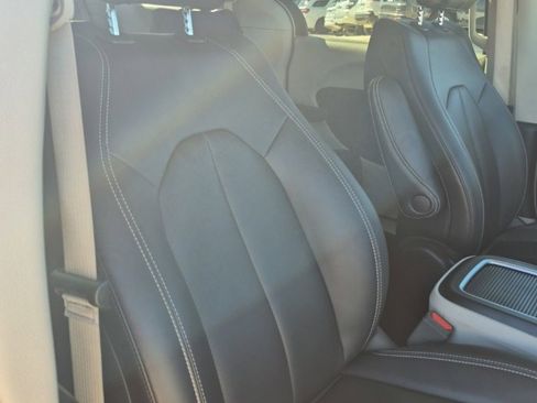 Certified 2024 Chrysler Pacifica Touring-L image 30