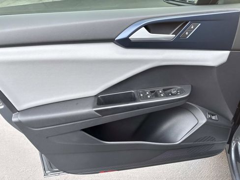 Certified 2022 Volkswagen Taos SE w/ Panoramic Sunroof Package image 14