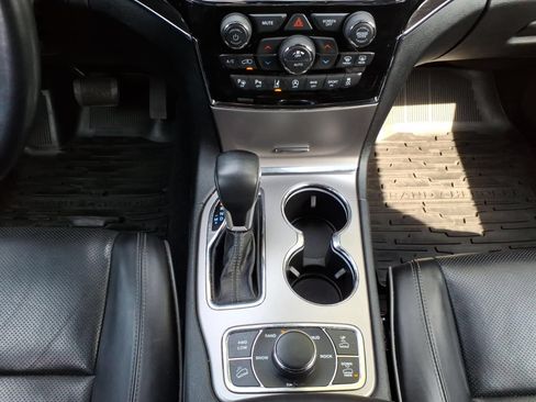 Used 2020 Jeep Grand Cherokee Overland AWD/4WD image 25