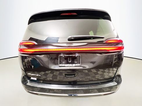 Used 2024 Chrysler Pacifica Touring-L image 6