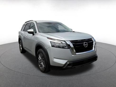 Used 2025 Nissan Pathfinder SV FWD image 3