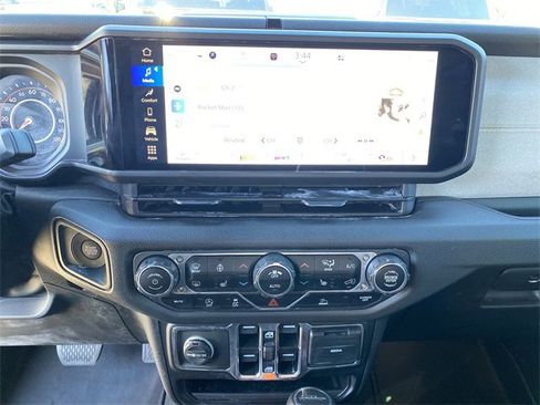 Used 2024 Jeep Gladiator Sport image 12