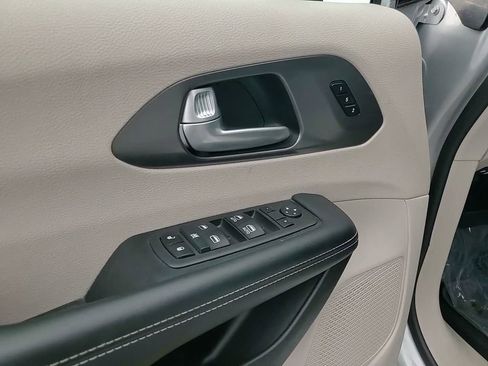 Used 2024 Chrysler Pacifica Limited FWD image 16