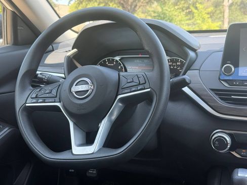 Used 2025 Nissan Altima 2.5 SV FWD image 35