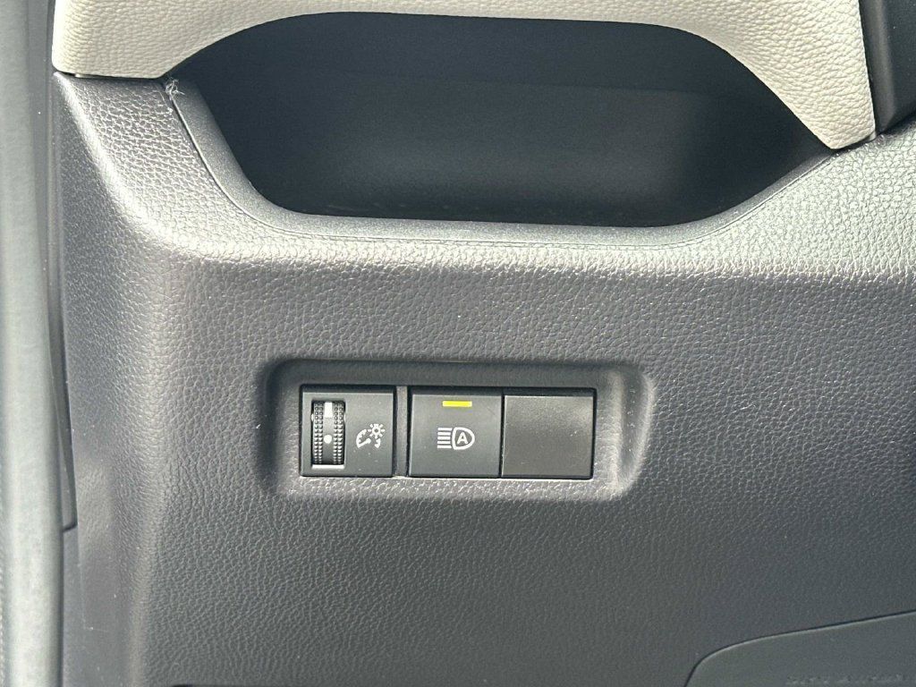Used 2025 Toyota RAV4 XLE FWD image 24